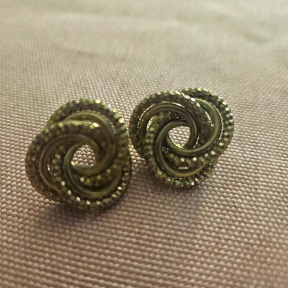 Elegant Gold Knot Fashion Earrings 8$